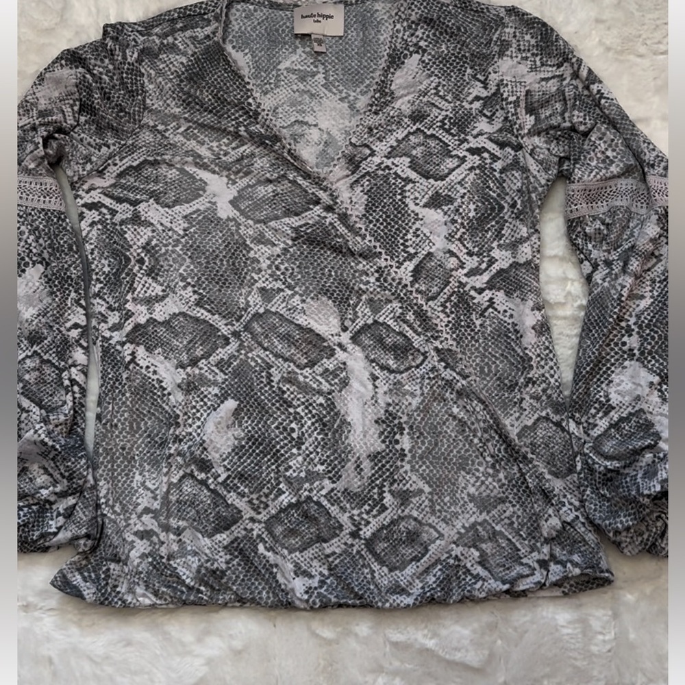Haute Hippie Tribe Malia Printed Knit Surplice Top Grey Python Size XS Lace NEW - Picture 11 of 16